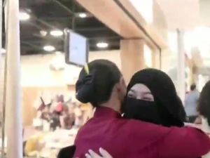 Viral Video Aksi Peluk Saya Hijaber Bercadar di Surabaya Viral Video Aksi Peluk Saya Hijaber Bercadar di Surabaya