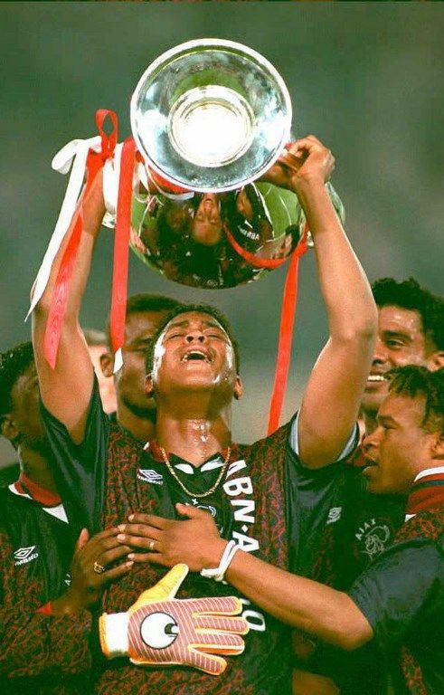 Final Liga Champions, Ajax Final 1995 Ajax Amsterdam's goal scorer Patrick Kluivert lifts the trophy after his team beat AC Milan 1-0 in the final of the European Champions League 24 May. Kluivert scored in minute 85. / AFP PHOTO / ANP / VREEKER/KLUITERS