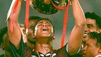 Duel Ajax vs AC Milan di final Liga Champions 1995 sempat awet 0-0. Adalah Patrick Kluivert yang menjadi pencetak gol tunggal di menit ke-85, 15 menit usai masuk sebagai pemain pengganti. Saat jadi supersub di laga ini, usianya tercatat 18 tahun, 10 bulan, dan 23 hari. (Foto: AFP PHOTO/ANP/VREEKERS/KLUITERS)