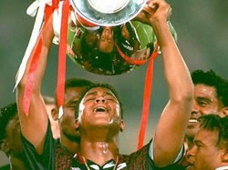Duel Ajax vs AC Milan di final Liga Champions 1995 sempat awet 0-0. Adalah Patrick Kluivert yang menjadi pencetak gol tunggal di menit ke-85, 15 menit usai masuk sebagai pemain pengganti. Saat jadi supersub di laga ini, usianya tercatat 18 tahun, 10 bulan, dan 23 hari. (Foto: AFP PHOTO/ANP/VREEKERS/KLUITERS)