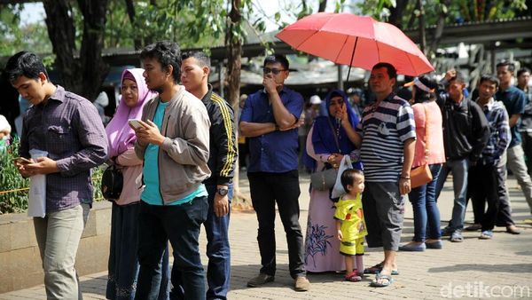 Antre Panjang dan Berpanas-panasan Demi Tukar Uang Baru
