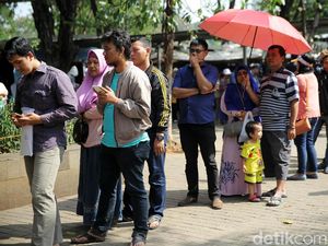 Antre Panjang dan Berpanas-panasan Demi Tukar Uang Baru