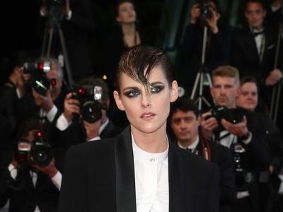 Foto: 10 Gaya Nyentrik Kristen Stewart di Red Carpet Cannes