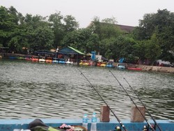 Mancing Mania Menunggu Buka Puasa di Danau Sunter