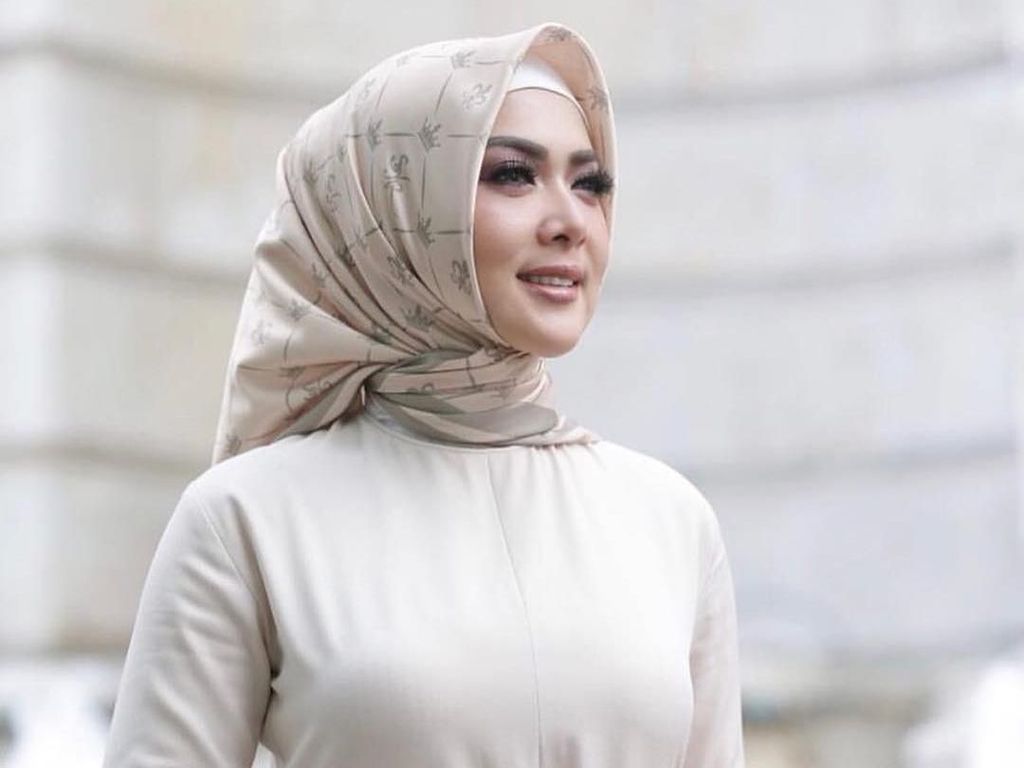 Harganya Lebih Mahal dari Daging, 5 Ribu Pieces Scarf Syahrini Sold Out Harganya Lebih Mahal dari Daging, 5 Ribu Pieces Scarf Syahrini Sold Out