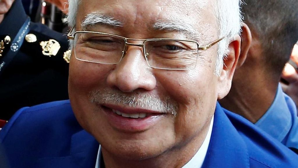 Senyum Najib Razak Saat Akan Ditanyai Komisi Antikorupsi