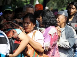 Banyak Inang-Inang Ikut Tukar Duit di Monas