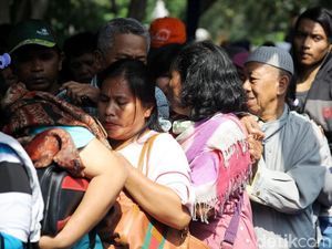 Banyak Inang-Inang Ikut Tukar Duit di Monas Banyak Inang-Inang Ikut Tukar Duit di Monas