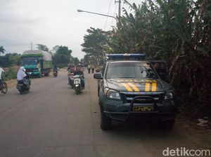 Polisi Jaga Trek Liar di Majalaya Bandung yang Makan Korban Polisi Jaga Trek Liar di Majalaya Bandung yang Makan Korban