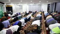 Tarawih Sambil Tahan Kencing? Pakar Urologi Ingatkan Bahaya Infeksi Bakteri