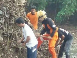 Heboh Naruto Ikut Warga Bersih-bersih Bengawan Solo