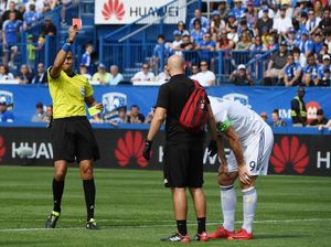 Hantaman Ibrahimovic untuk Pemain Lawan yang Injak Kakinya