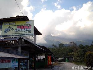 Hujan Abu Erupsi Merapi di Desa Keningar Magelang Disertai Pasir