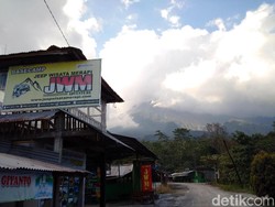 Hujan Abu Erupsi Merapi di Desa Keningar Magelang Disertai Pasir