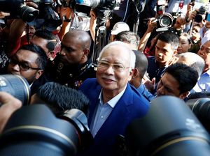 Tersenyum, Najib Tiba di Komisi Antikorupsi Untuk Ditanyai