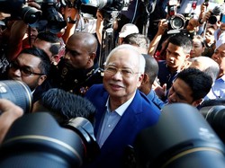 Tersenyum, Najib Tiba di Komisi Antikorupsi Untuk Ditanyai