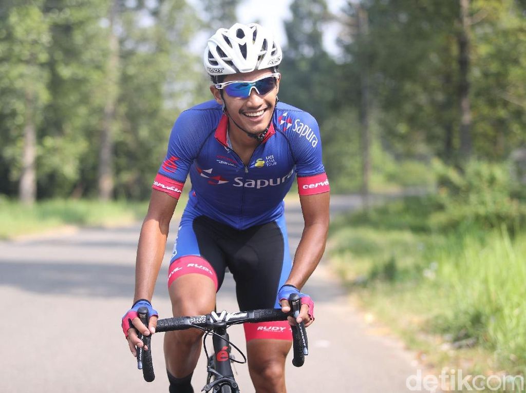 Aiman Cahyadi Nyaman Beradu Nyali di Jalan Raya Dengan Sepeda Aiman Cahyadi Nyaman Beradu Nyali di Jalan Raya Dengan Sepeda