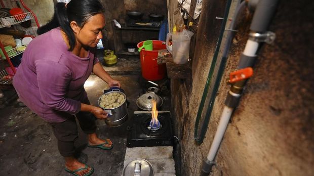 Warga menyalakan kompor biogas untuk digunakan memasak di Urutsewu, Ampel, Boyolali, Jawa Tengah