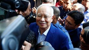 Foto: Senyum Najib Razak saat Diperiksa Komisi Antikorupsi