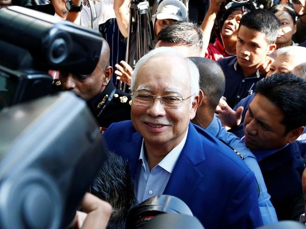 Foto: Senyum Najib Razak saat Diperiksa Komisi Antikorupsi