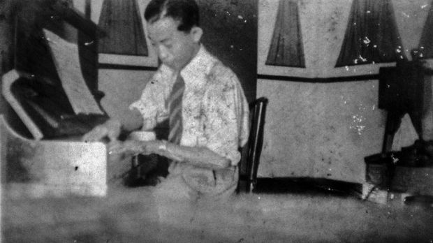 Ismail Marzuki ketika muda, berpose di pianonya.
