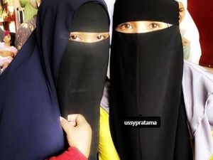 Tak hanya Inara, Ussy Sulistiawaty juga tampil Bercadar