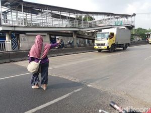 JPO Jembatan Gantung Kembali Dihantram Truk, Lalu Lintas Macet