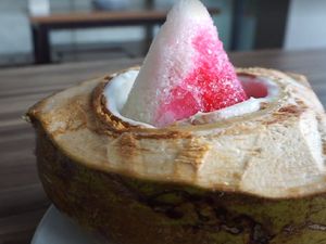 Segar! Buka Puasa dengan Es Campur dalam Batok Kelapa