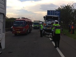 Diduga Sopir Mengantuk, Truk Tabrak Mobil Boks di Tol Padaleunyi