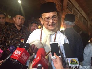Cerita Habibie Taruh Jilbab Ainun di Bawah Bantal Tiap Malam Cerita Habibie Taruh Jilbab Ainun di Bawah Bantal Tiap Malam