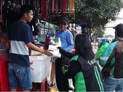 Ratusan Pengemudi Ojol Bagikan Ribuan Takjil Gratis di Depok
