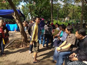 Demi Tukar Uang Baru, Warga Jauh-jauh Datang ke Monas