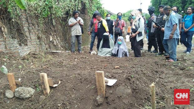 Pemakaman Terduga Teroris di Sidoarjo, Senin (21/5).