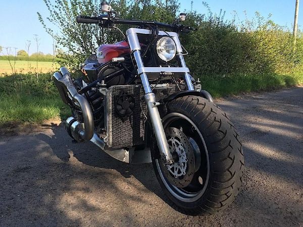Tampang Sangar Motor Monster Bermesin Mobil V6
