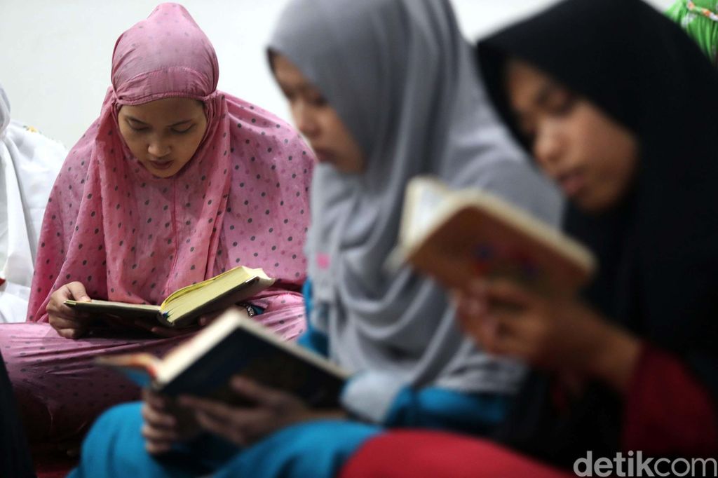 Sehari di Masjid An Nahl

Sejumlah umat muslim memadati masjid An Nahl yang terletak di BSD, Tanggerang, Banten, Kemarin. Masjid ini melaksanakan ibadah itikaf selama 30 hari selama bulan ramadan dengan cuma-cuma. Grandyos Zafna/detikcom

Breaking news :

Bagi anda yang mau i'tikaf selama 30 Hari di bulan Ramadhan silahkan bisa langsung merapat ke Masjid Annahl The Icon BSD City. 
Semua tersedia secara Gratis dan Terbuka untuk Umum.

Keunggulan Masjid Annahl :
- Free 100%
- Gratis takjil saat berbuka puasa (kurma, snack, dll)
- Gratis makan malam dan sahur
- Gratis Teh Pucuk 
- Gratis milo, capucino, kopi hitam tinggal tekan tombol otomatis keluar sendiri
- Gratis Laundry selama i'tikaf
- Bimbingan belajar Alquran 24 Jam Setiap Hari selama Ramadhan (Klinik Quran)
- Setoran Hafalan atau Murojaah ke Hafizh 30 Juz
- Dauroh Alquran Sabtu dan Minggu (Aqua)
- Kajian Tafsir Ayat-ayat malam Ramdhan setiap Sabtu-minggu (bada ashar)
- Sholat Tahajjud 1 Juz/malam
- Tempat AC, bersih dan nyaman
- Free Wifi 24 Jam
- Sholat Tarawih & Tahajjud bersama Imam-imam Juara Internasional  dan Hafizh muda dengan suara merdu (Ust. Faisol Ilahi, Ust. Taqy Malik, Ust. Ibrohim Elhaq, KH. Agus Said dan H. Ayatullah).


Segara daftar di www.annahlbsdcity.com atau bisa langsung ke lokasi. Masjid An Nahl The Icon BSD City.

Bagi yang berinfak bisa langsung ke kotak infak yang tersedia atau transfer melalui rekening yang di website Annahl.

The Icon Bsd City, Ruko Horizon Broadway M5 No. 3, Jl. Horizon Broadway, Sampora,  Cisauk, Sampora, Cisauk, Tangerang, Banten 15345
085694960750