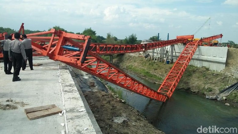 Launcher Girder Ambruk, Pembangunan Jembatan 2 Tol di Jombang Molor