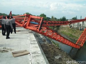 Launcher Girder Ambruk, Pembangunan Jembatan 2 Tol di Jombang Molor Launcher Girder Ambruk, Pembangunan Jembatan 2 Tol di Jombang Molor