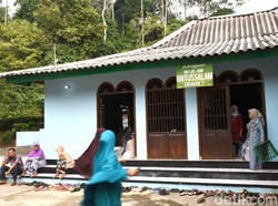 Masjid Saka Tunggal dan Mitologi Kera Kutukan yang Melegenda