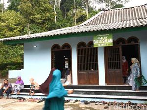 Masjid Saka Tunggal dan Mitologi Kera Kutukan yang Melegenda Masjid Saka Tunggal dan Mitologi Kera Kutukan yang Melegenda