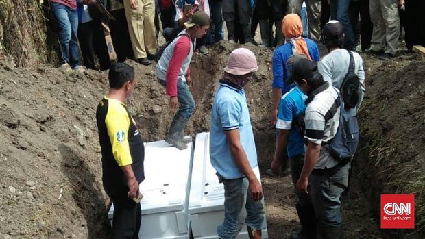 Pemakaman terduga teroris di Sidoarjo, Senin (21/5).