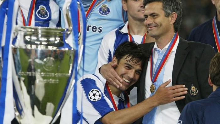 Final Liga Champions, Porto Final 2004 GELSENKIRCHEN, GERMANY - MAY 26: Nuno Valente of FC Porto hugs his manager Jose Dos Santos Mourinho after winning the Champions League during the UEFA Champions League Final match between AS Monaco and FC Porto at the AufSchake Arena on May 26, 2004 in Gelsenkirchen, Germany. (Photo by Alex Livesey/Getty Images)