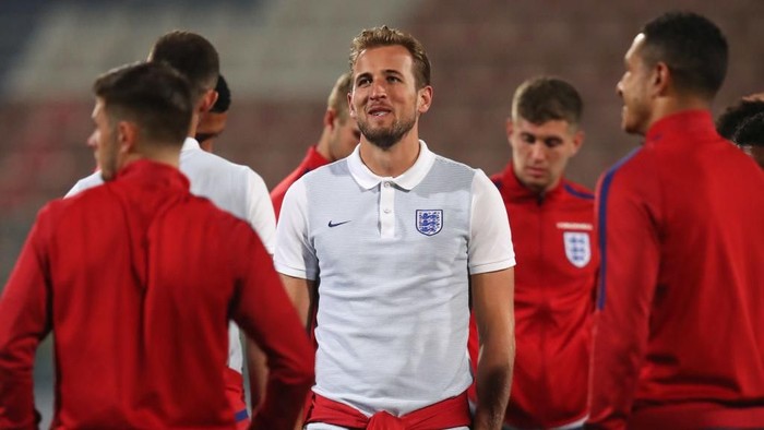 VALLETTA, MALTA - AUGUST 31:  Harry Kane (C) and England team mates inspect the pitch on the eve of the World Cup qualifying match against Malta at TaQali National Stadium on August 31, 2017 in Valletta, Malta.  (Photo by Julian Finney/Getty Images)