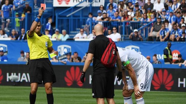 Tampar Pemain lawan, Ibrahimovic Diganjar Kartu Merah