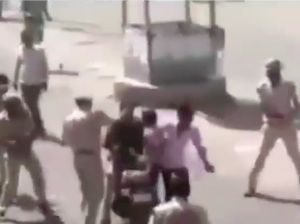 Tak Pakai Helm dan Bonceng Tiga, 3 Pemuda Ini Dipukuli Polisi