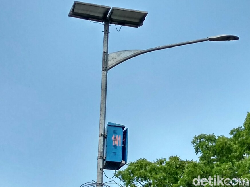Jalan di Daerah Kian Terang Pakai 30.000 Lampu Tenaga Surya