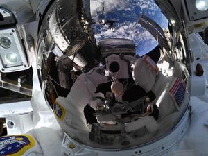 Selfie Paling Horor, Melayang dengan Pemandangan Bumi Bulat