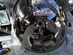 Melihat Astronot Rusia Main Bola di Luar Angkasa