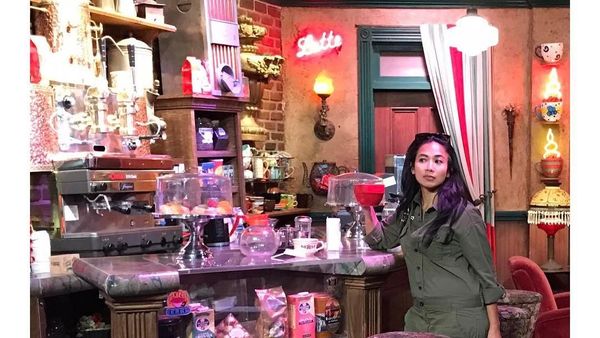 Hobi Ke Kafe dan Beli Gorengan, Ini Aksi Feni Rose Ketika Kulineran