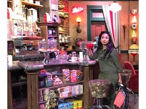 Hobi Ke Kafe dan Beli Gorengan, Ini Aksi Feni Rose Ketika Kulineran