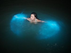 Laguna Ajaib yang Bercahaya Ketika Malam